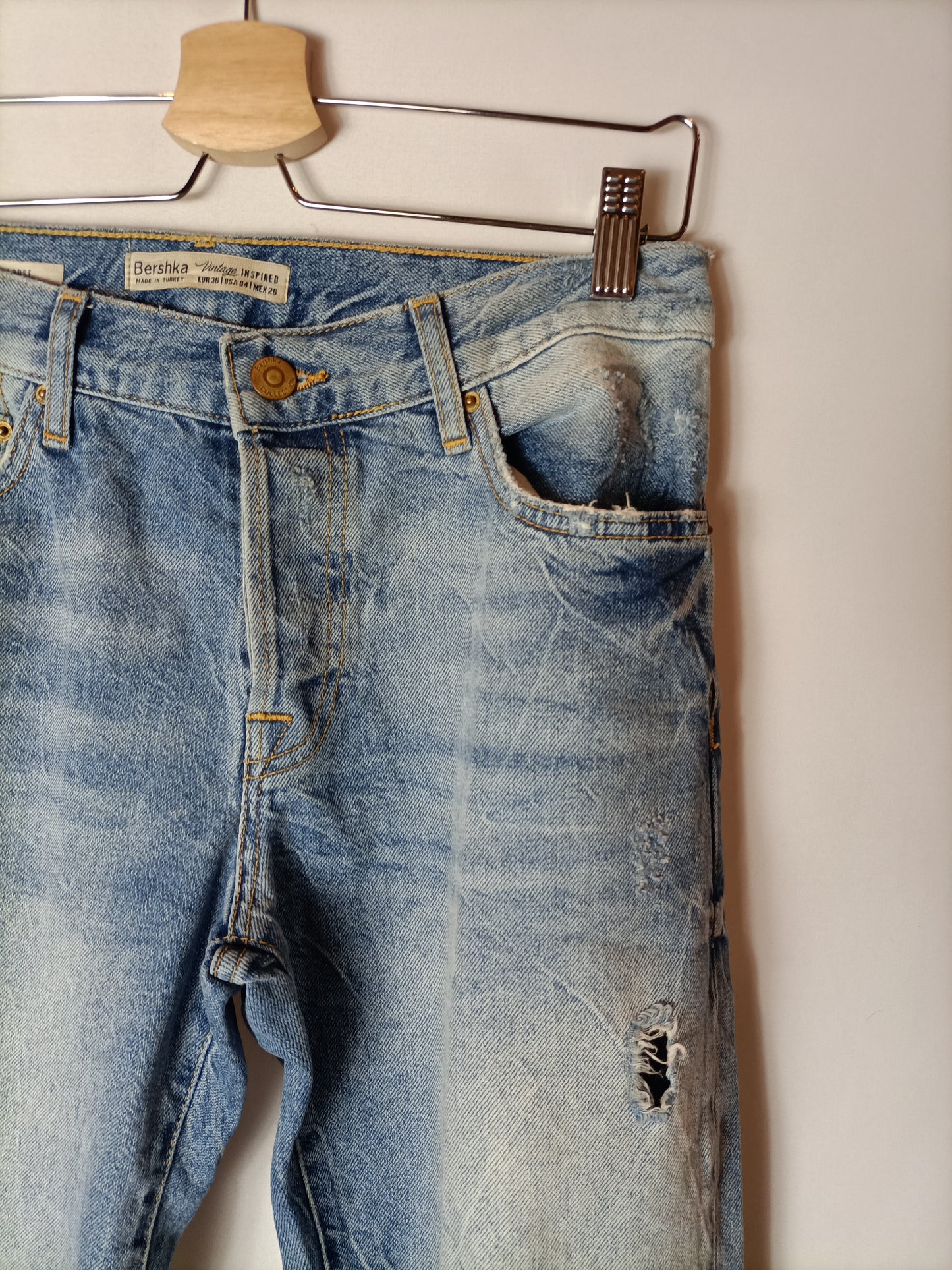 BERSHKA. Pantalón denim rotos T.36