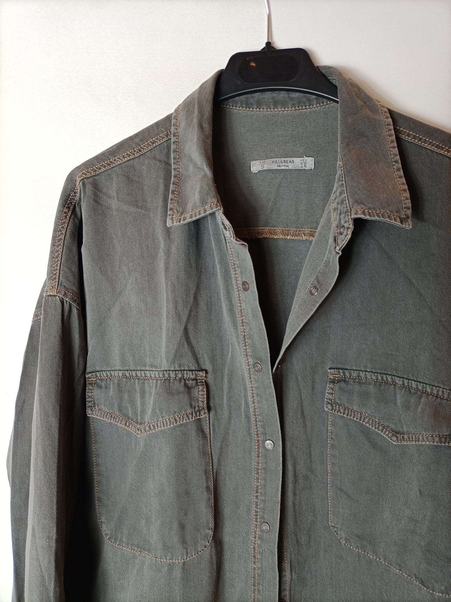 PULL&BEAR. Sobrecamisa/camisa denim gris T.s