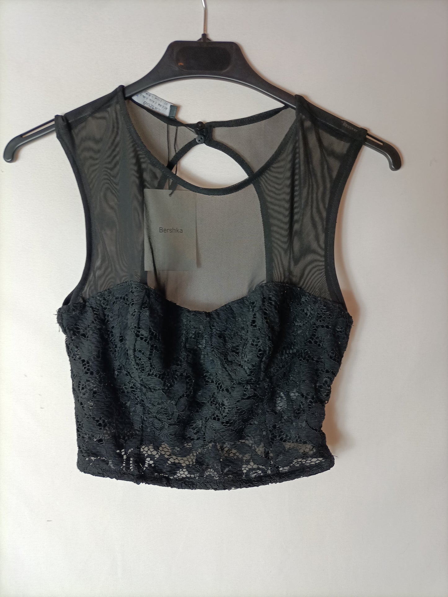 BERSHKA. Croptop negro encaje T.s