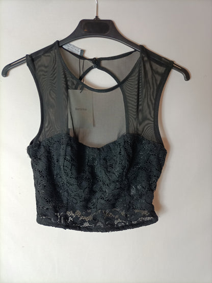 BERSHKA. Croptop negro encaje T.s