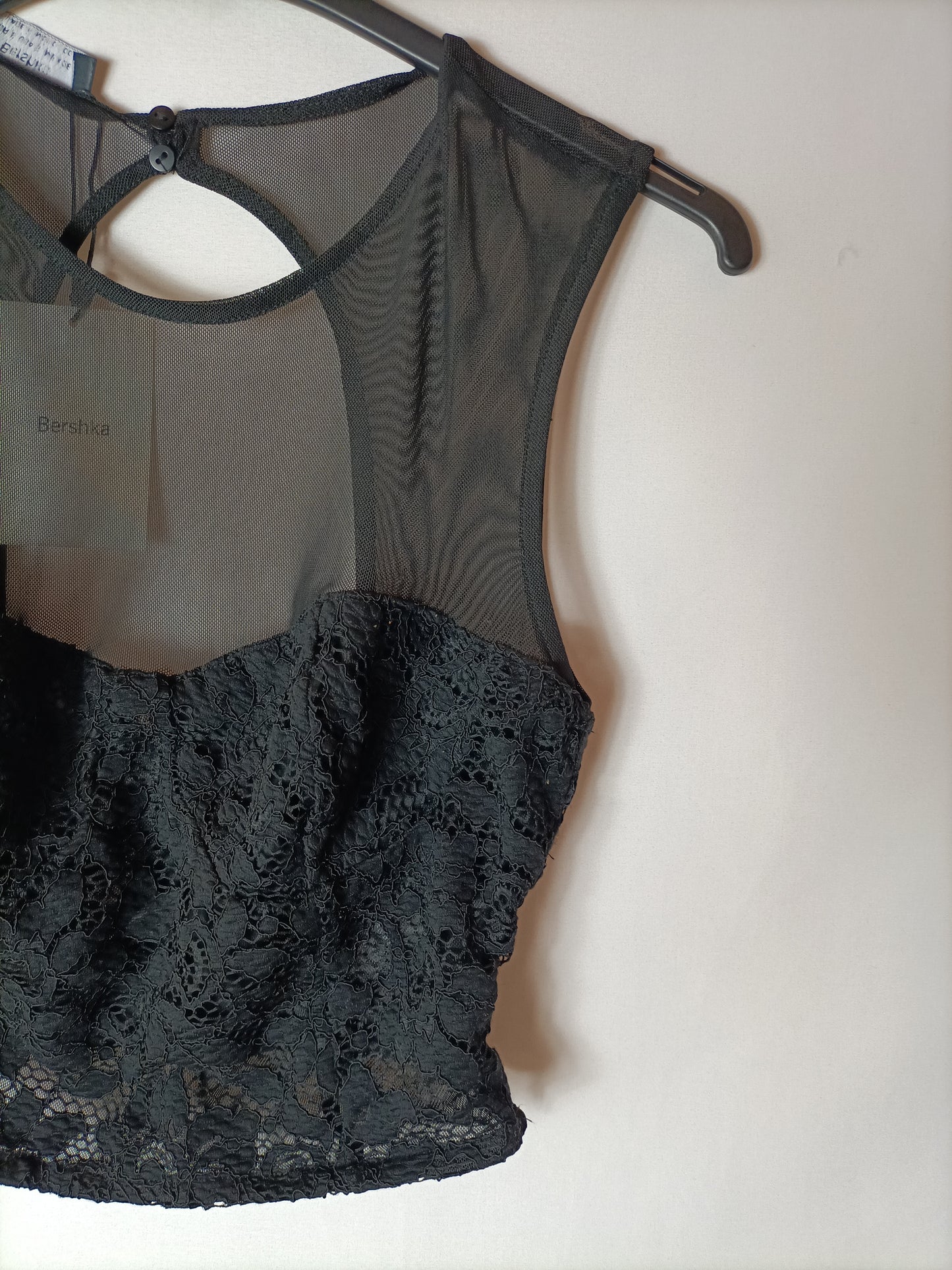 BERSHKA. Croptop negro encaje T.s
