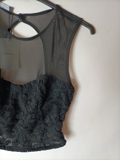 BERSHKA. Croptop negro encaje T.s