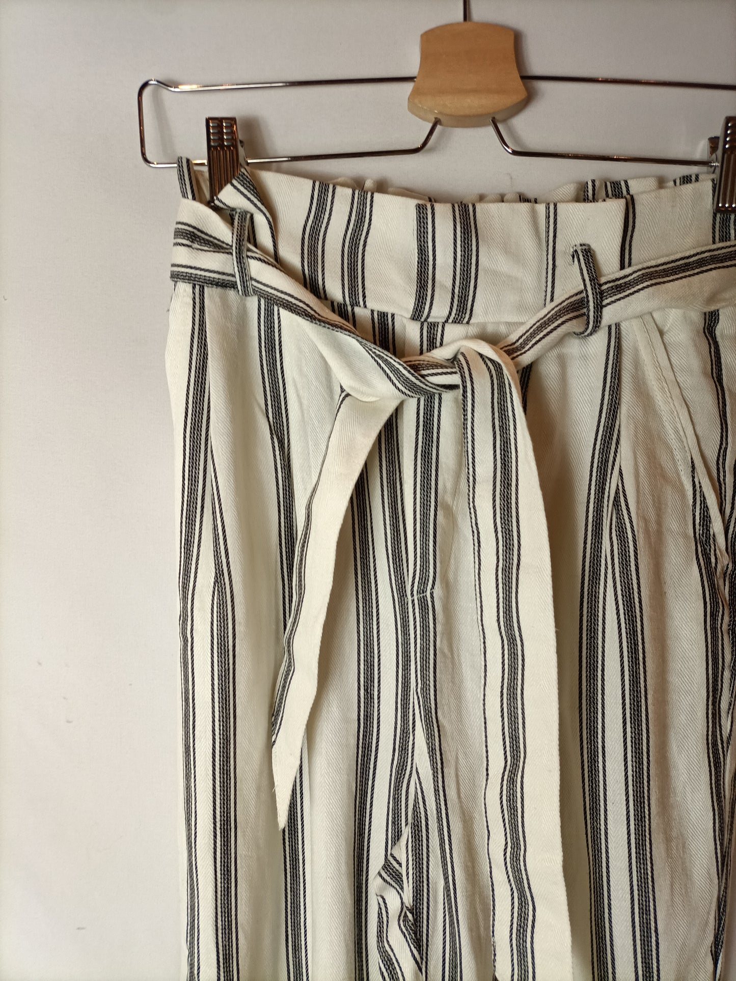 BERSHKA. Pantalón fluido rayas T.s