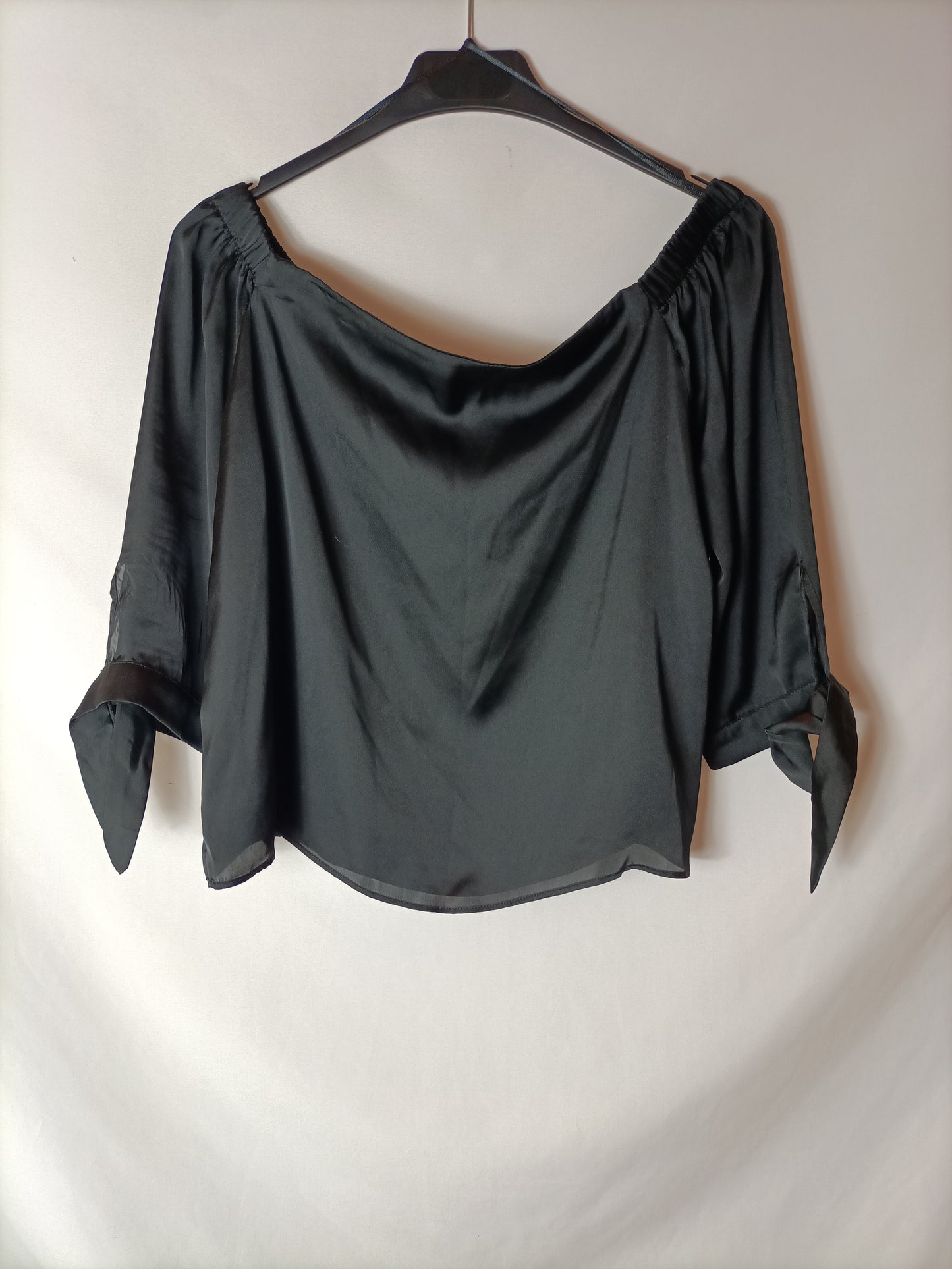 BERSHKA. Top negro cuello T.s