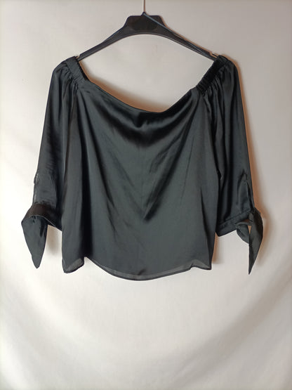 BERSHKA. Top negro cuello T.s