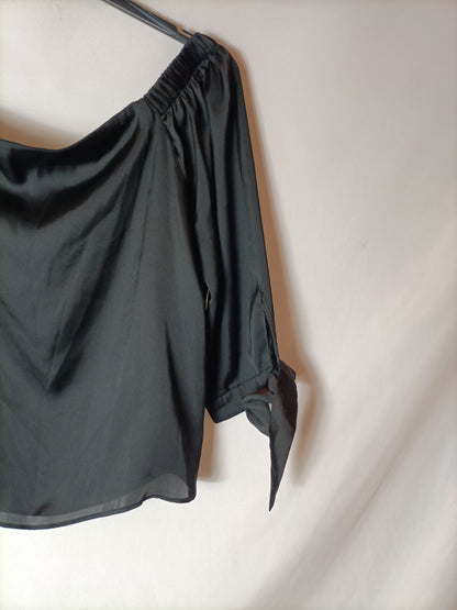 BERSHKA. Top negro cuello T.s