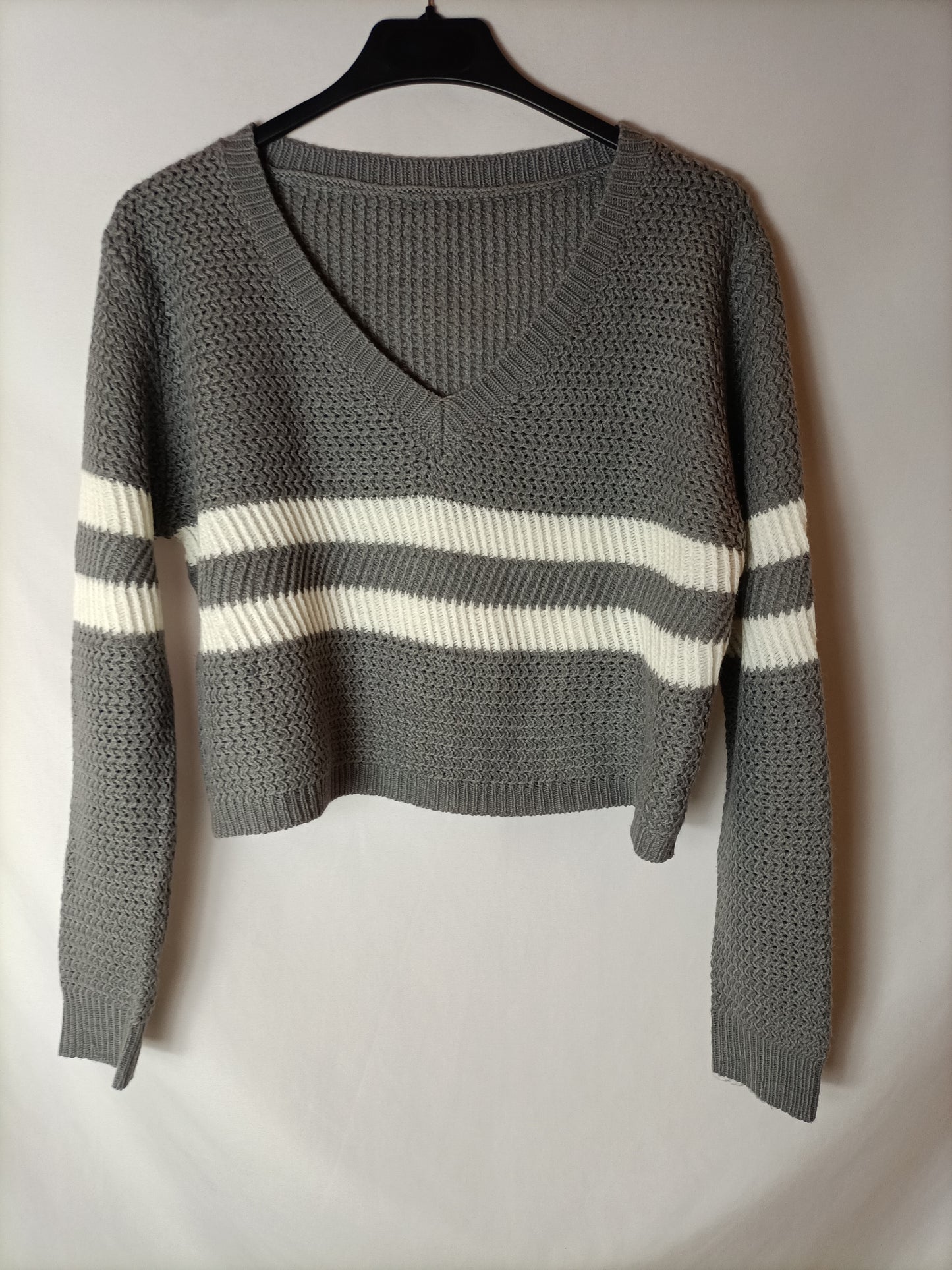 OTHERS. Short grey striped sweater. TS