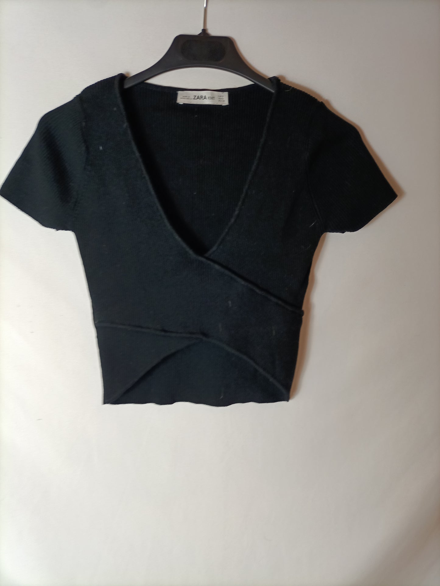 ZARA. Top negro canalé asimétrico. T S
