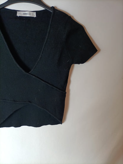 ZARA. Top negro canalé asimétrico. T S