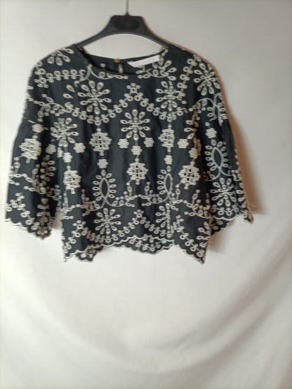 ZARA. Top negro bordados en blanco. T L