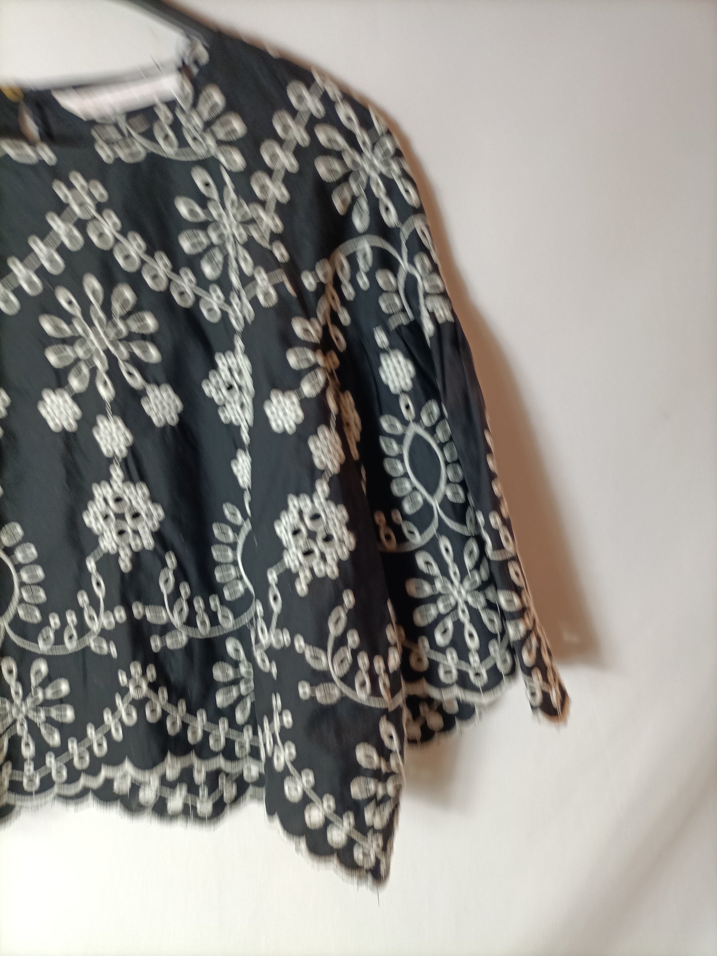 ZARA. Top negro bordados en blanco. T L