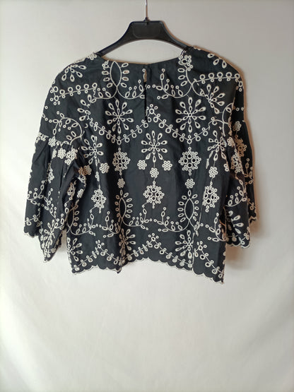 ZARA. Top negro bordados en blanco. T L