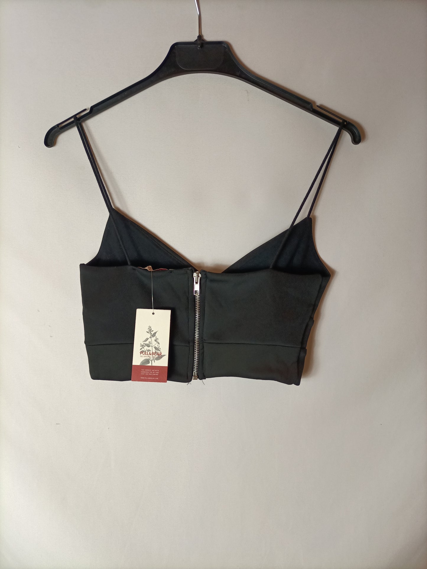 PULL&BEAR. Croptop negro apertura. T S