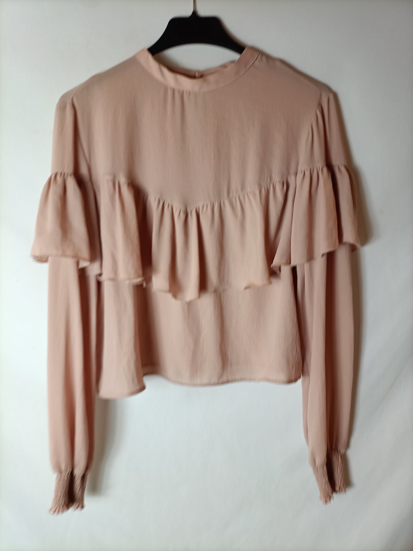 BERSHKA. Blusa rosa volante. T M