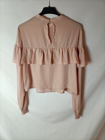 BERSHKA. Blusa rosa volante. T M