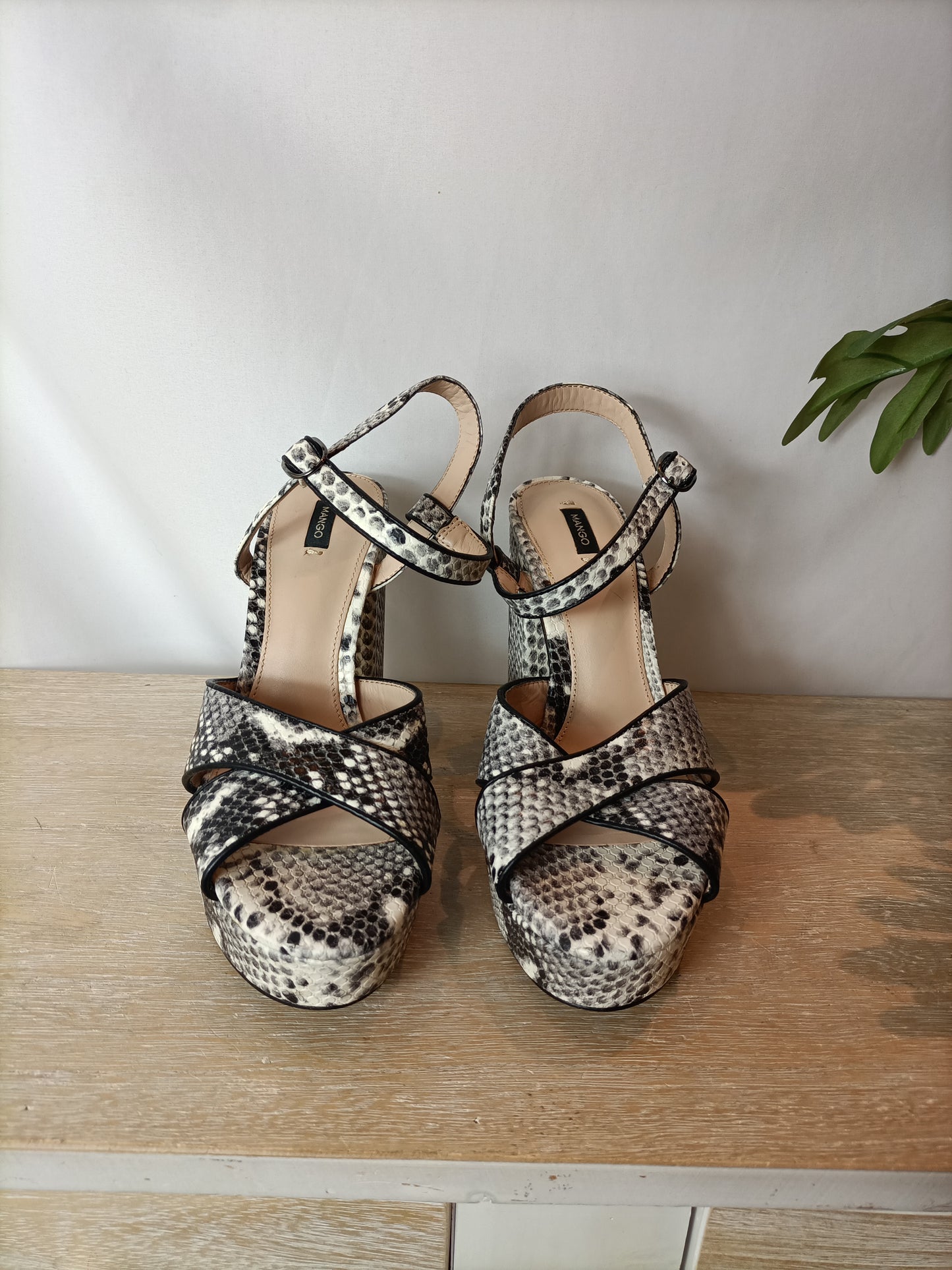 MANGO. Sandalia plataforma animal print. T 38