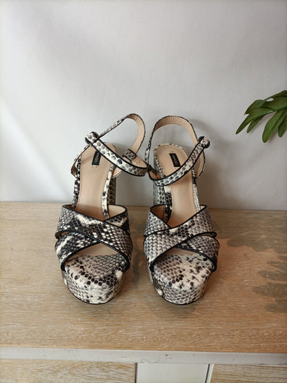 MANGO. Sandalia plataforma animal print. T 38