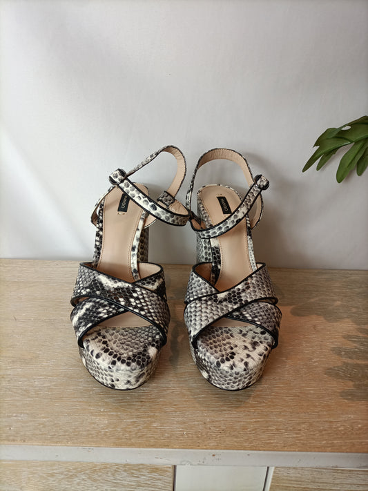 MANGO. Sandalia plataforma animal print. T 38