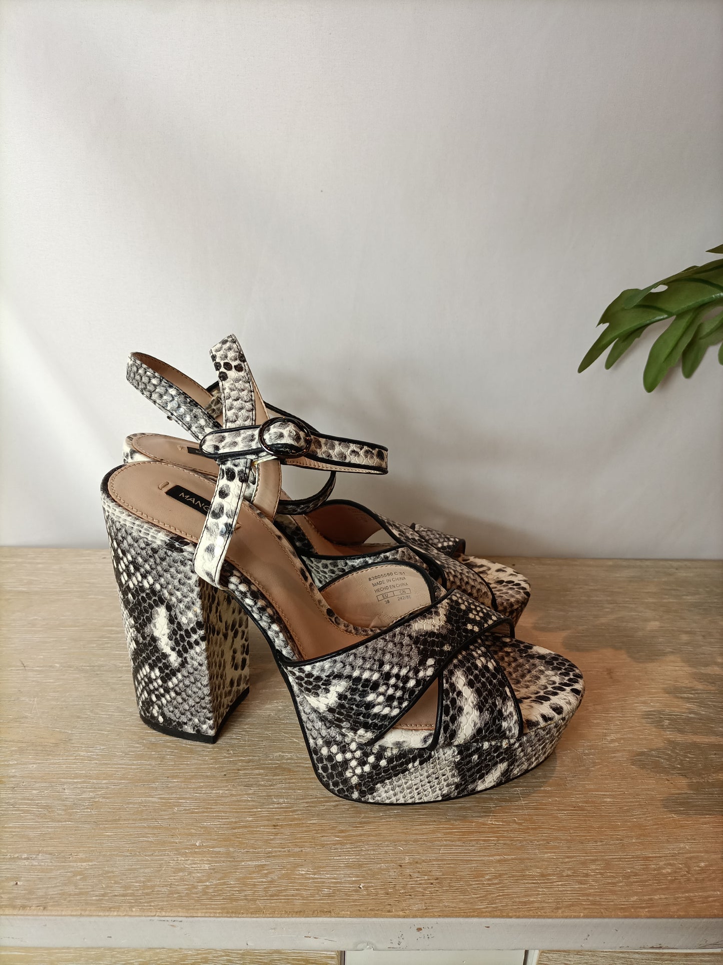 MANGO. Sandalia plataforma animal print. T 38