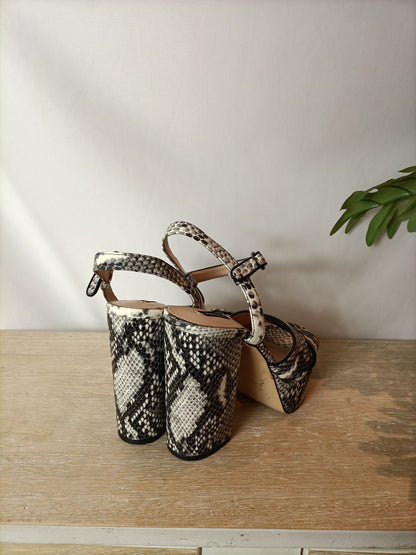 MANGO. Sandalia plataforma animal print. T 38