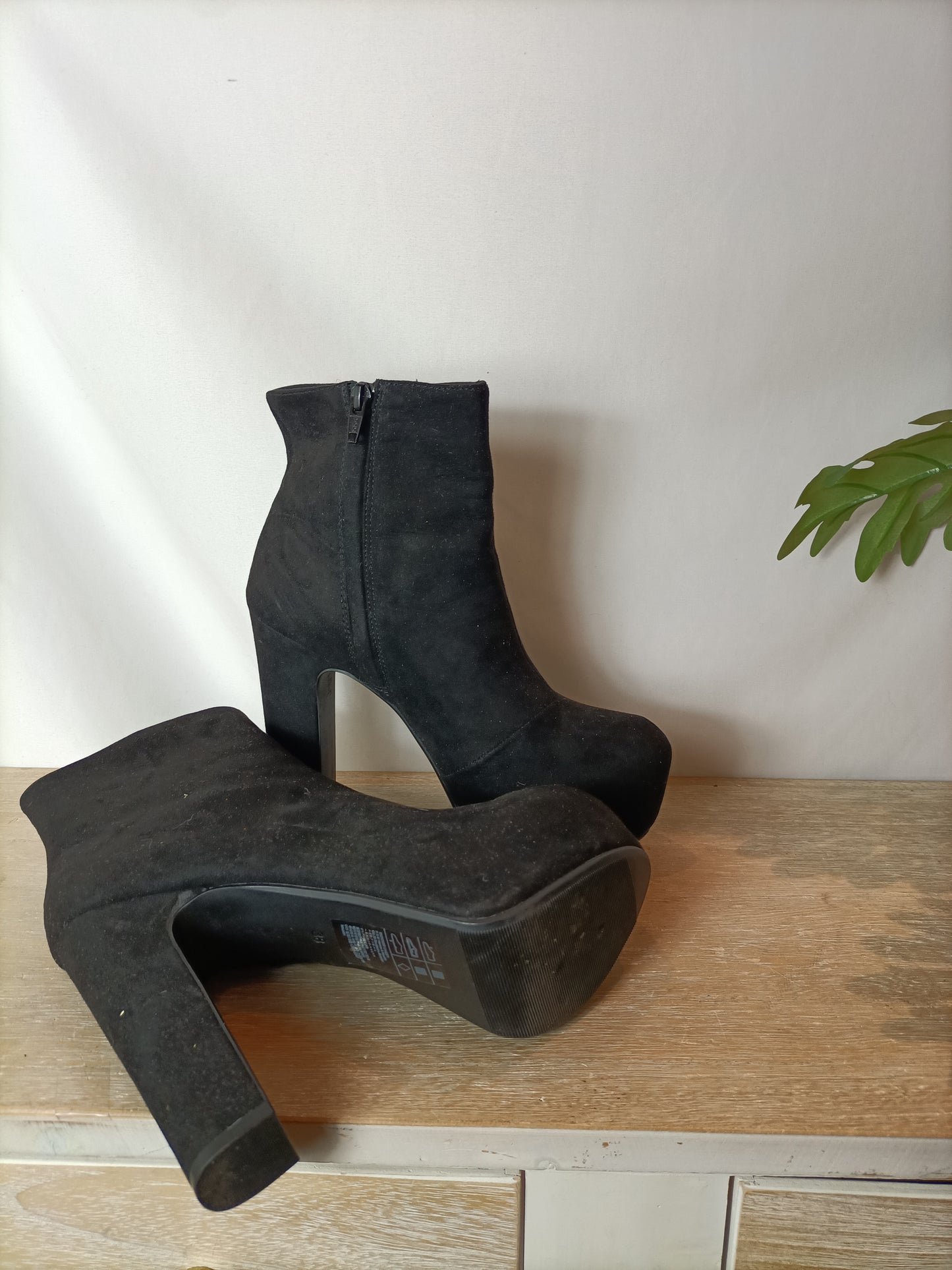 H&M. Botines negros plataforma. T 38