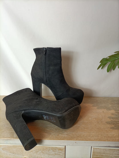 H&M. Botines negros plataforma. T 38