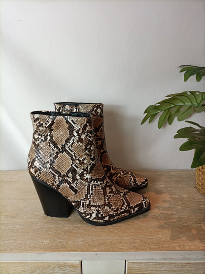 MARYPAZ. Botines animal print, T 38