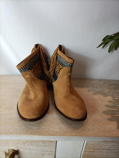 ZARA. Botines dibujos étnicos y flecos. T 39