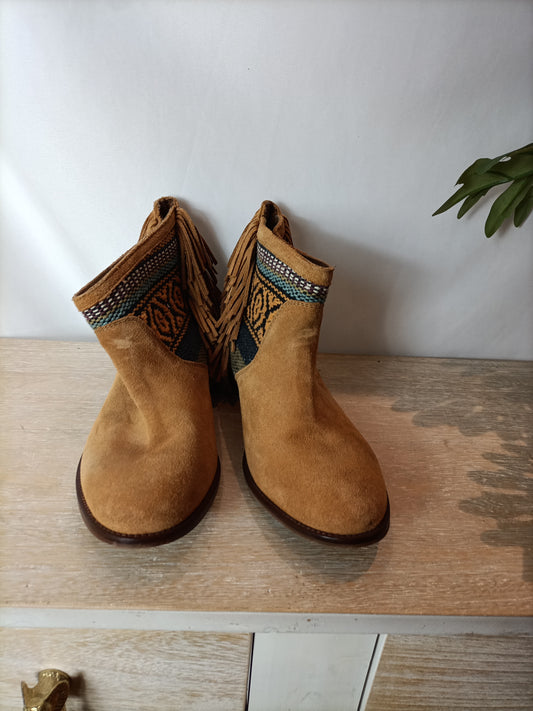ZARA. Botines dibujos étnicos y flecos. T 39