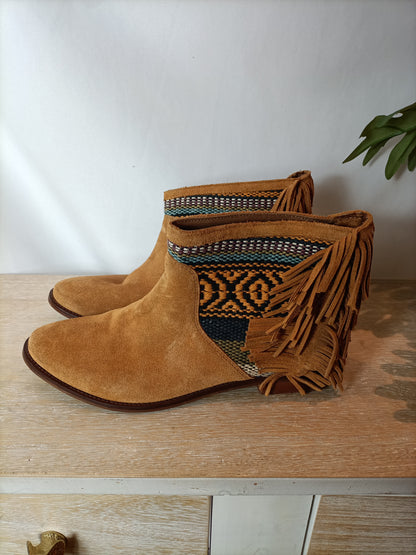 ZARA. Botines dibujos étnicos y flecos. T 39