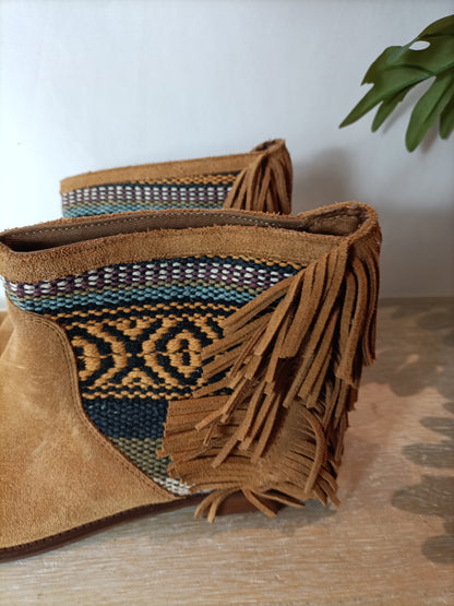 ZARA. Botines dibujos étnicos y flecos. T 39