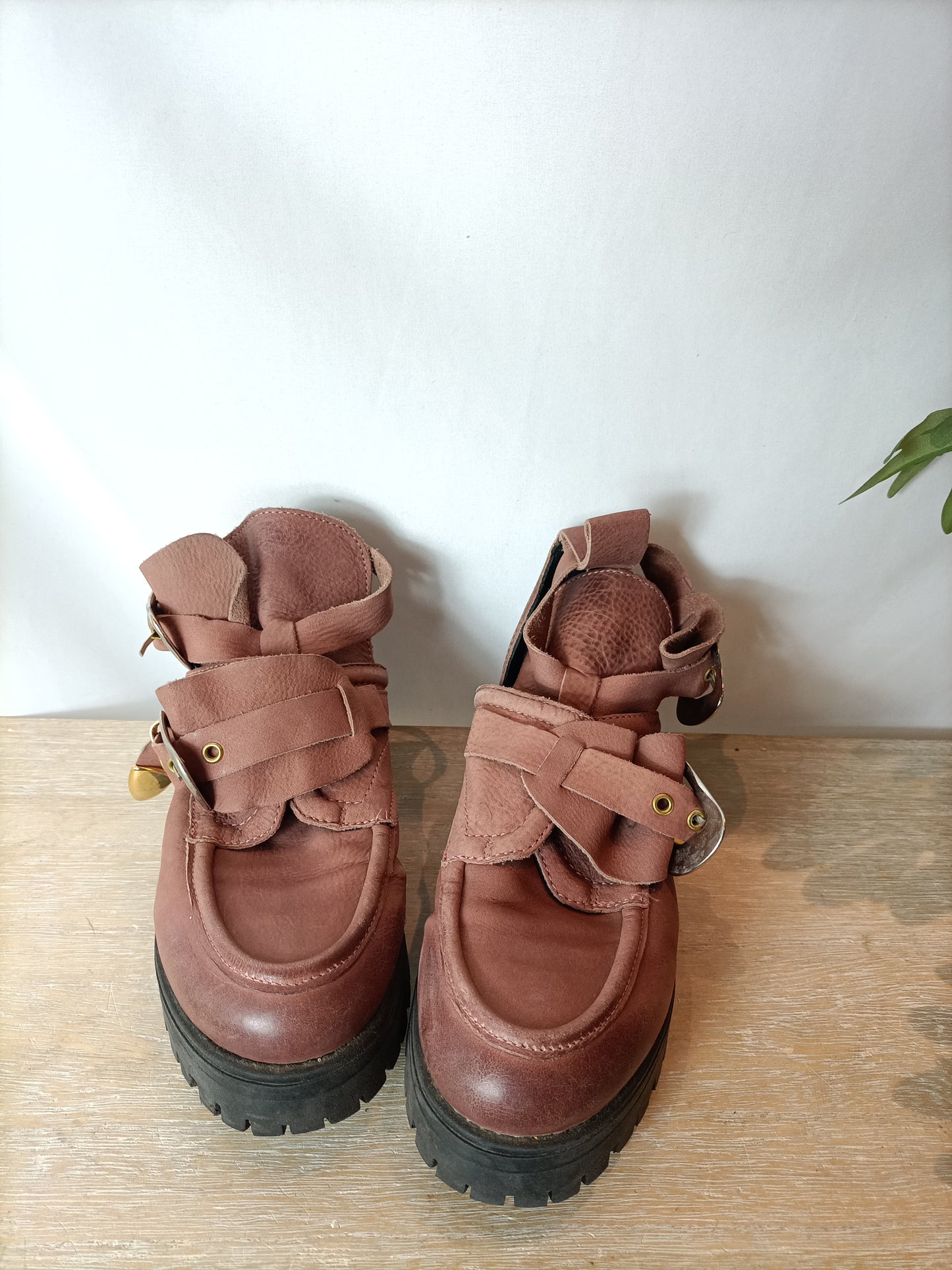 IS TO ME. Zapatos plataforma y hebillas. T 38 (tara)