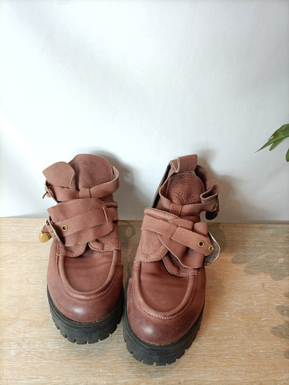 IS TO ME. Zapatos plataforma y hebillas. T 38 (tara)