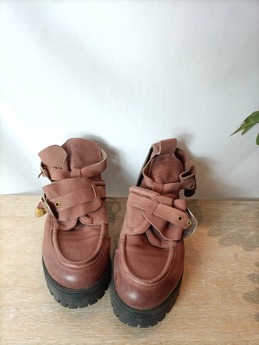 IS TO ME. Zapatos plataforma y hebillas. T 38 (tara)