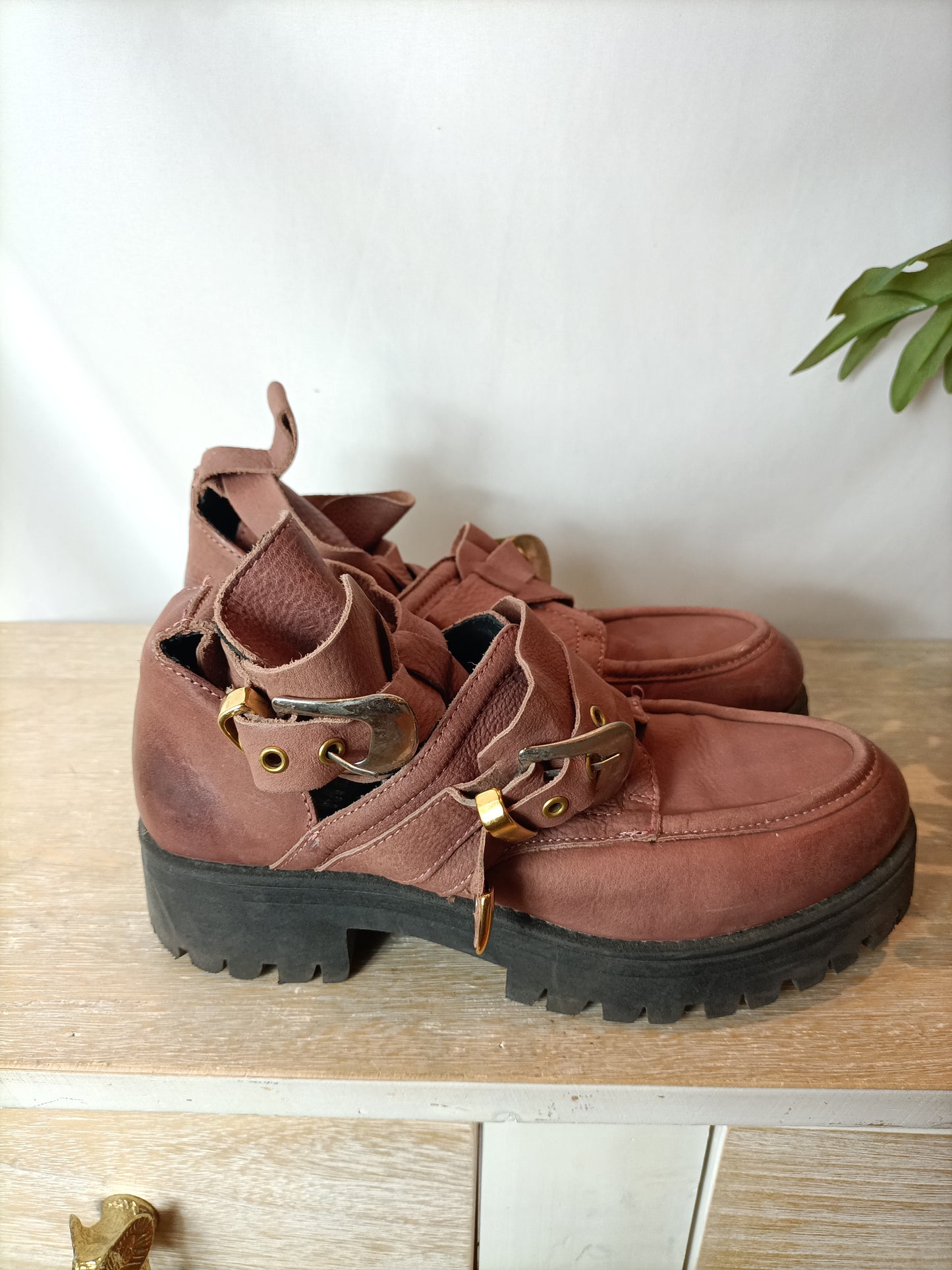 IS TO ME. Zapatos plataforma y hebillas. T 38 (tara)