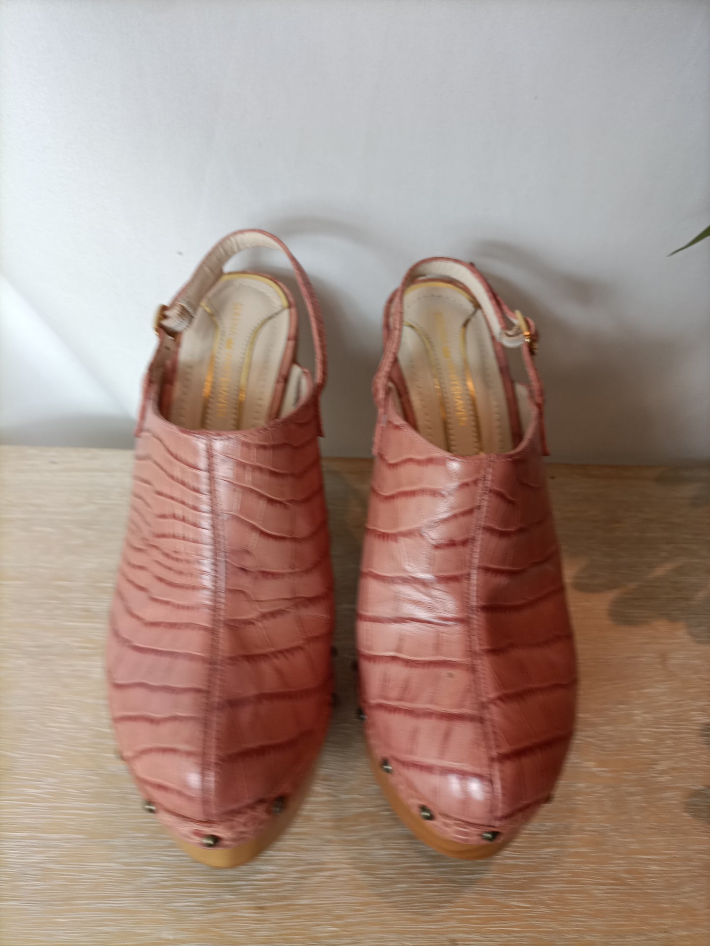 SERENA WHITEHAVEN. Clog-style platform heels. Size 37