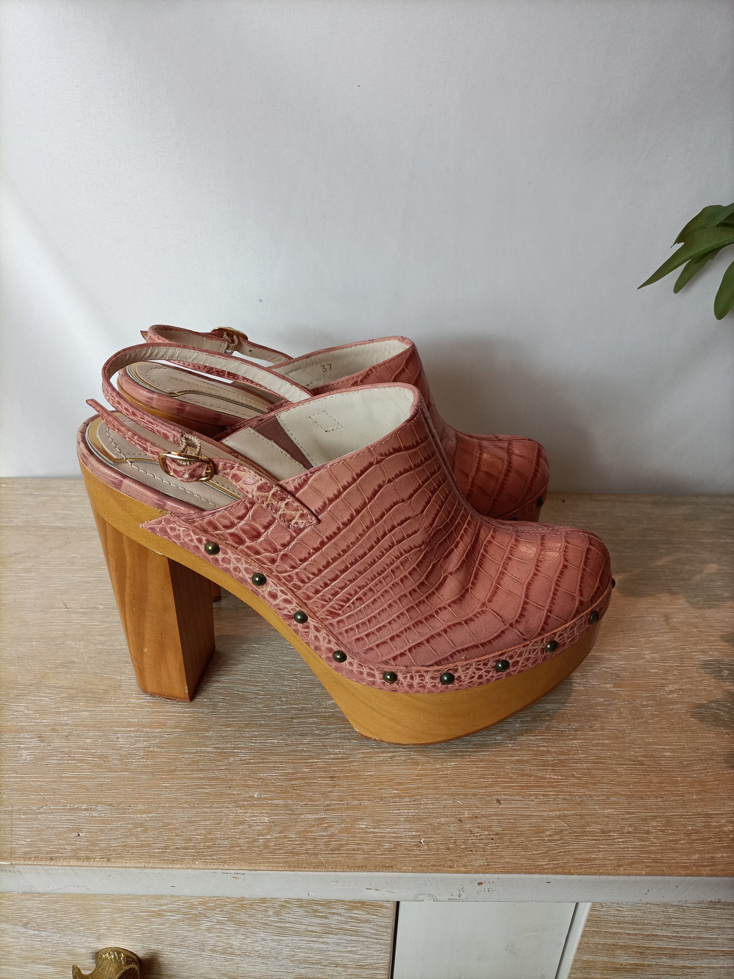 SERENA WHITEHAVEN. Clog-style platform heels. Size 37