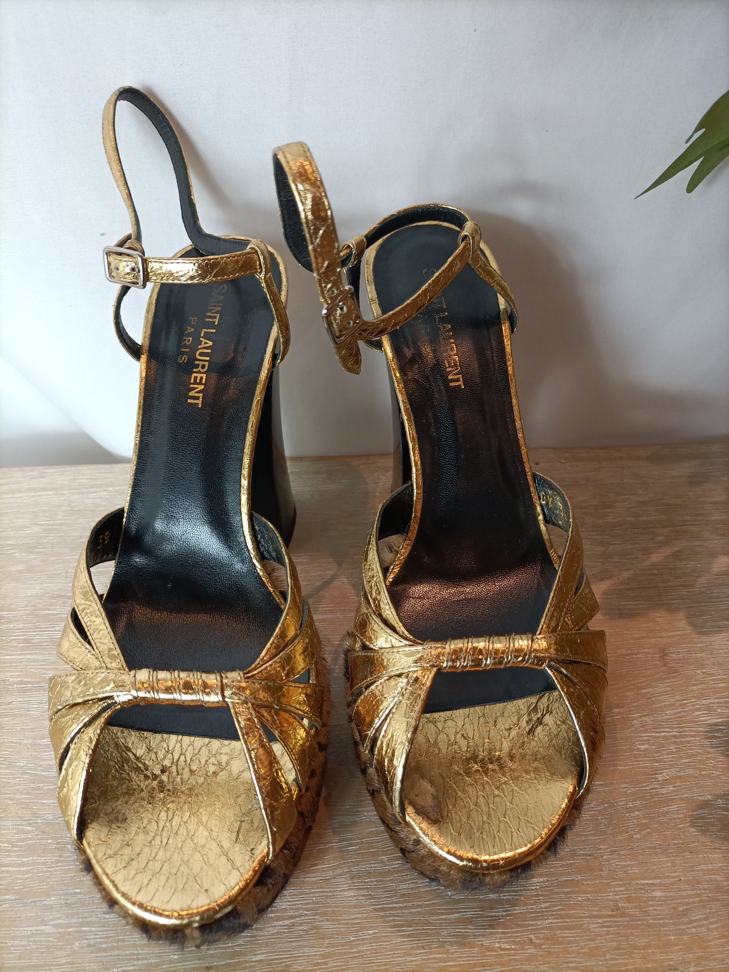 SAINT LAURENT. Zapatos plataforma dorados y animal print. T 39