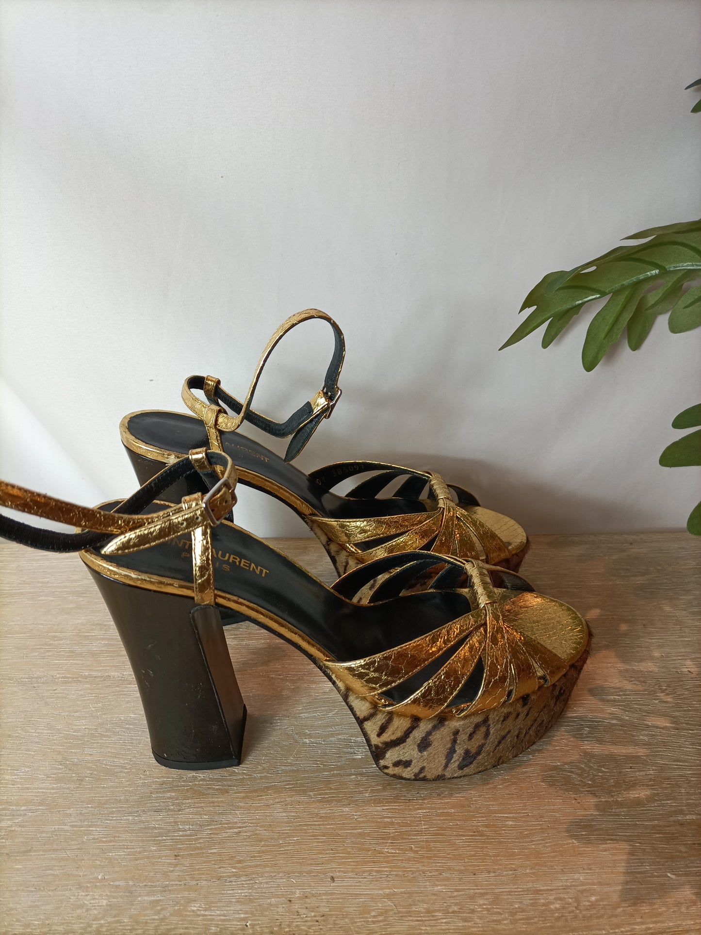 SAINT LAURENT. Zapatos plataforma dorados y animal print. T 39