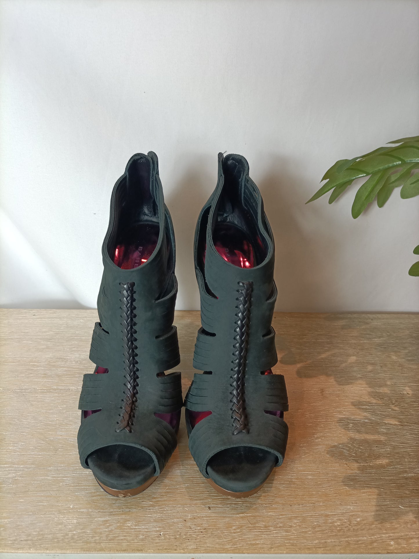 BARBARA BUI. Sandalia piel negra. T 39