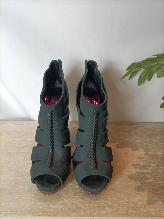 BARBARA BUI. Sandalia piel negra. T 39