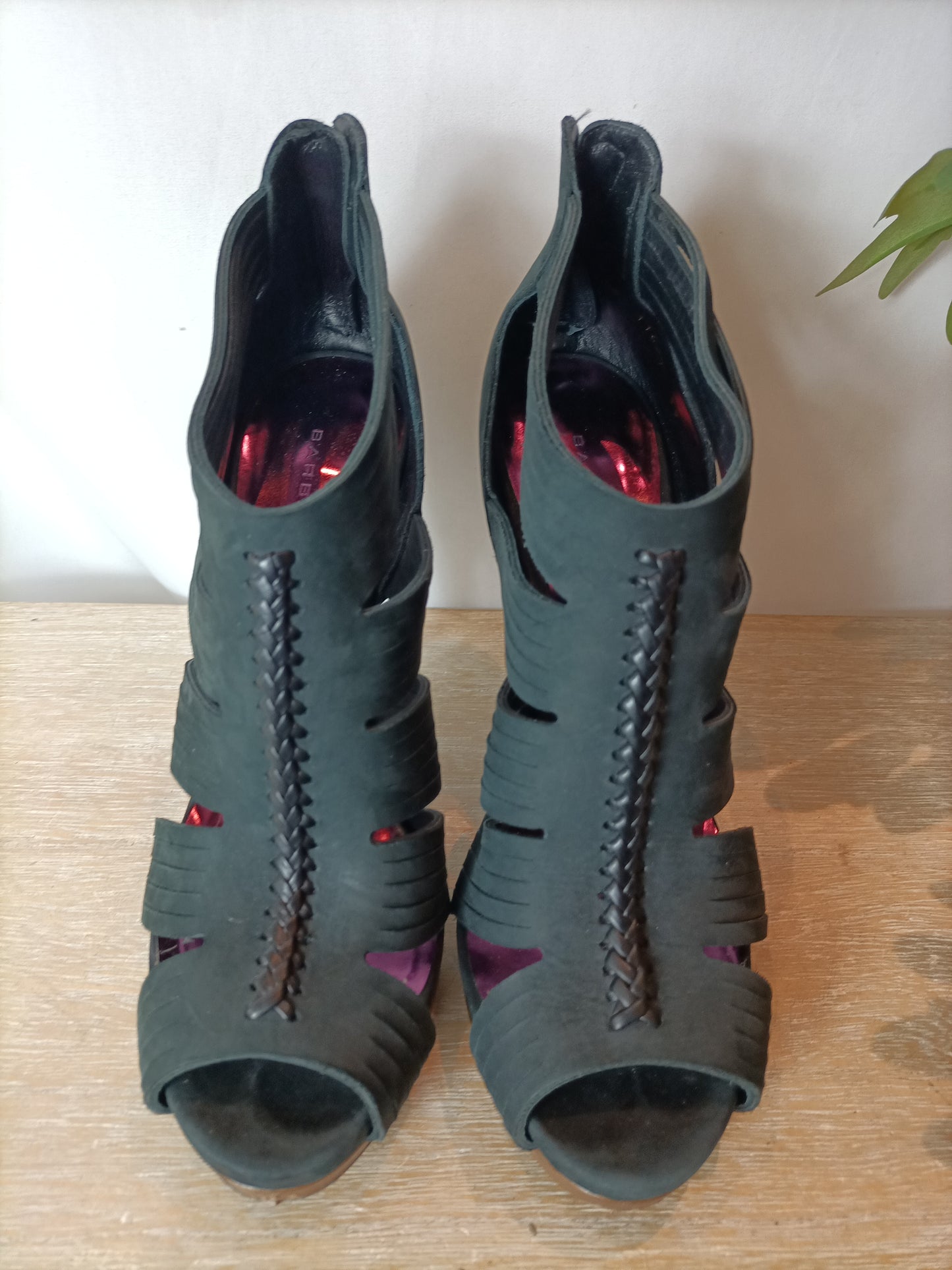 BARBARA BUI. Sandalia piel negra. T 39