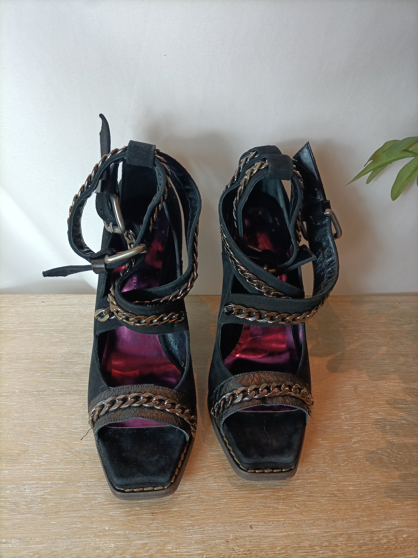 BARBARA BUI. Sandalia piel y detalle cadenas. T 40