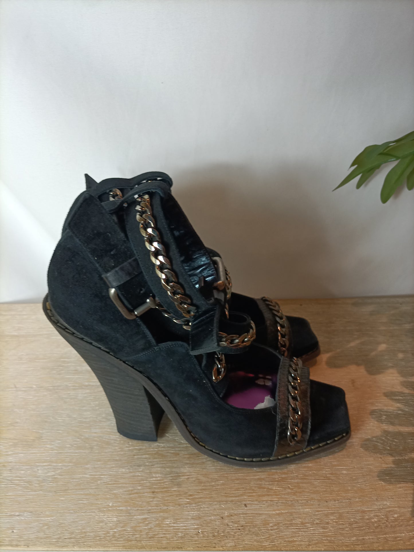 BARBARA BUI. Sandalia piel y detalle cadenas. T 40