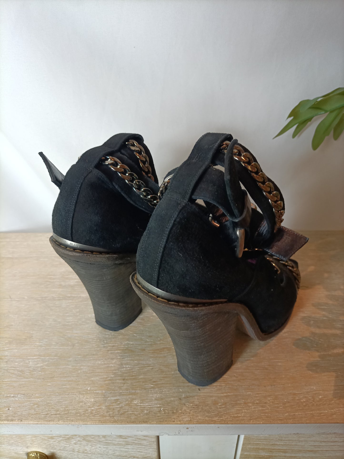 BARBARA BUI. Sandalia piel y detalle cadenas. T 40