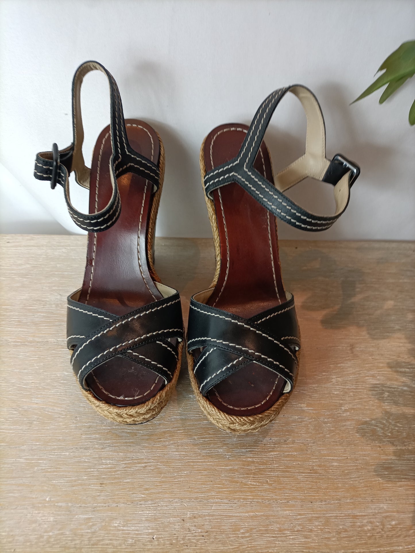 LOUBOUTIN. Cuñas piel negras y esparto. T 37