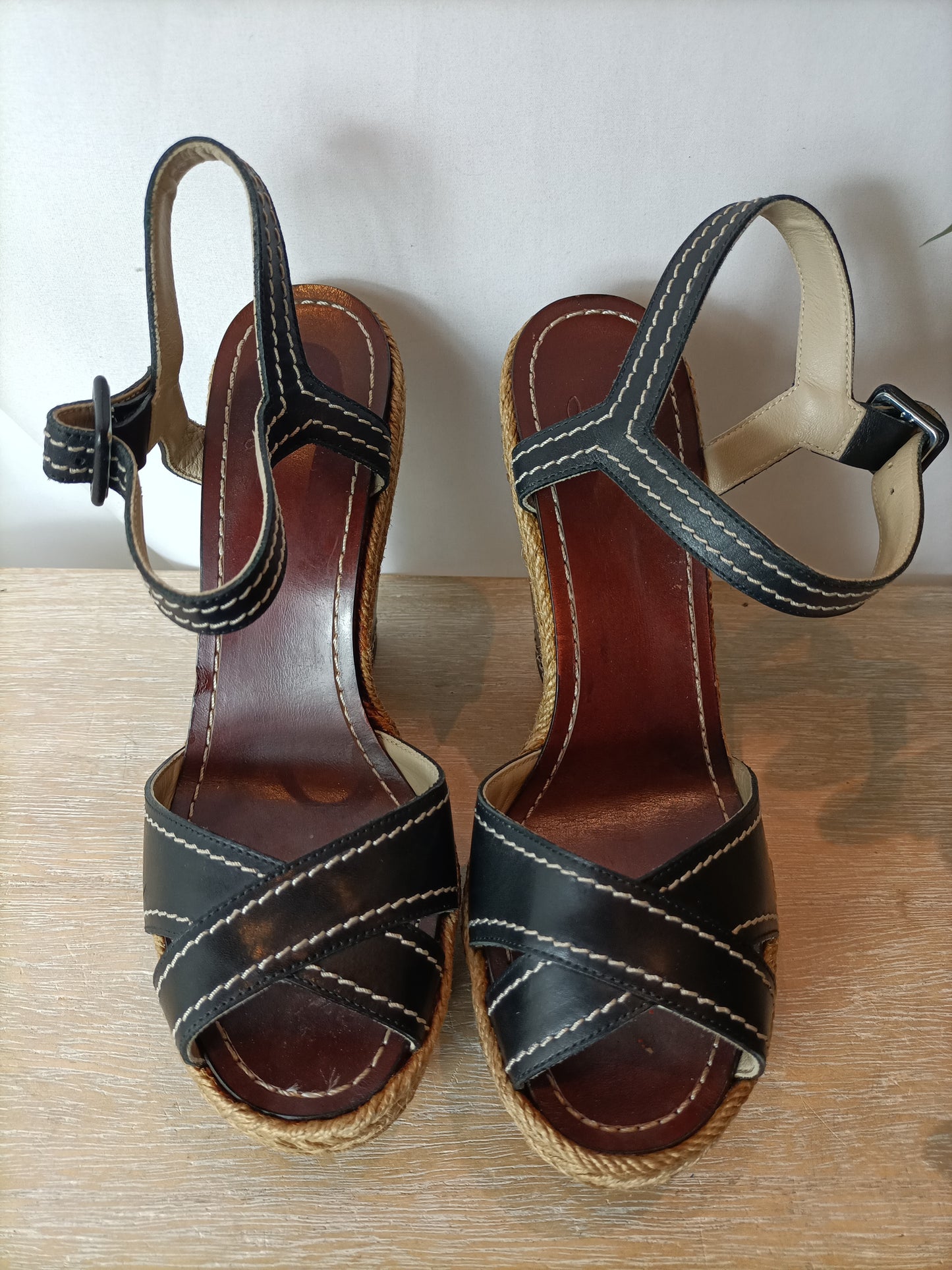 LOUBOUTIN. Cuñas piel negras y esparto. T 37