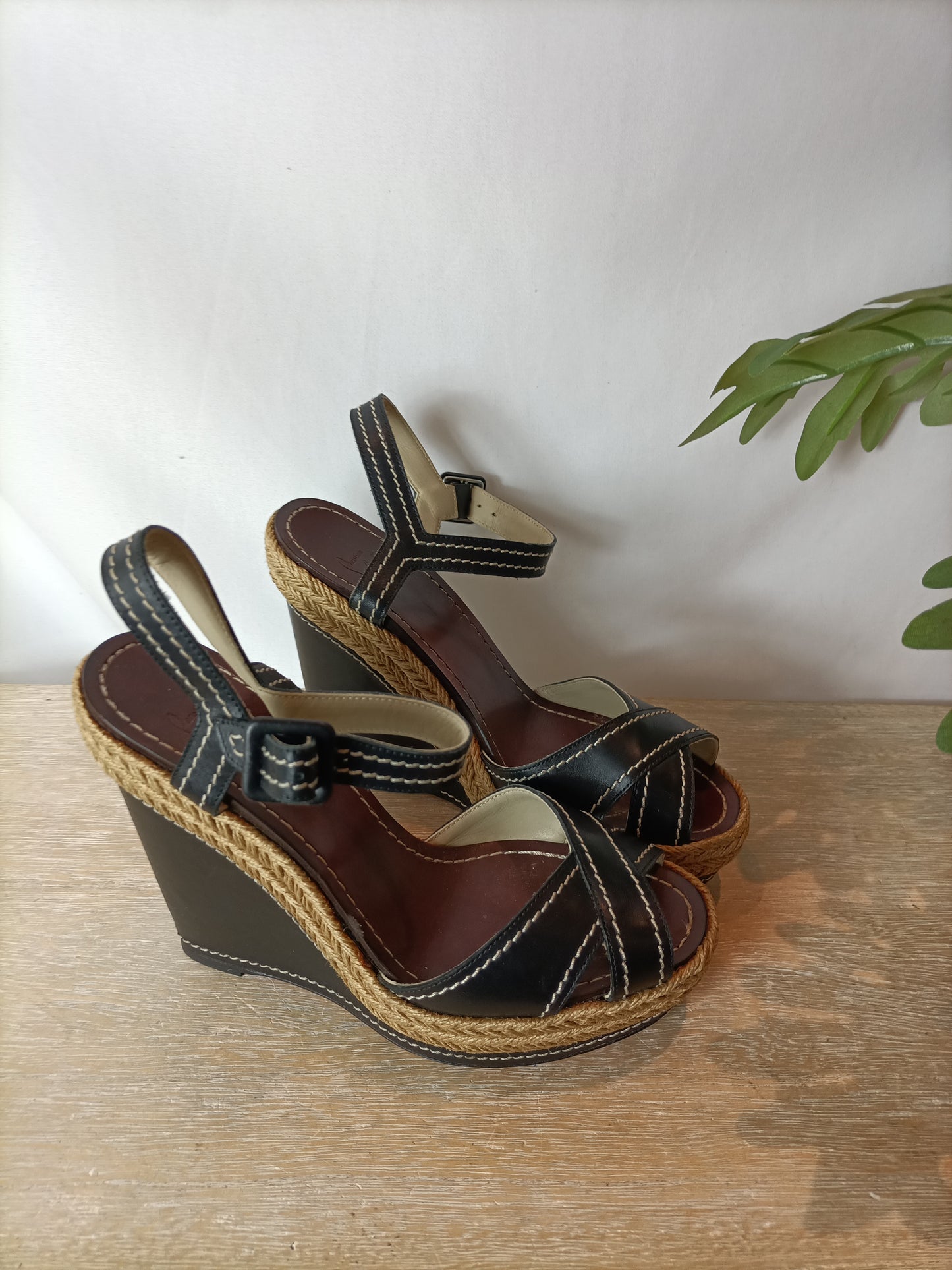 LOUBOUTIN. Cuñas piel negras y esparto. T 37