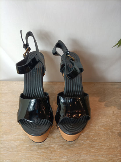 GIVENCHY. Sandalia plataforma charol negra. T 37