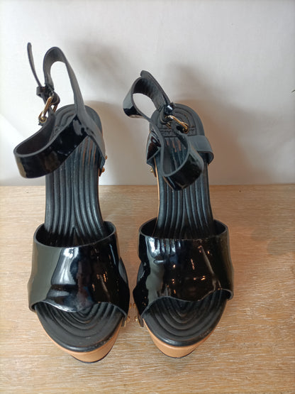 GIVENCHY. Sandalia plataforma charol negra. T 37